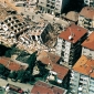 Differente comportamento di edifici contigui nel corso di un terremoto (città di Adapazari, Turchia, 1999).